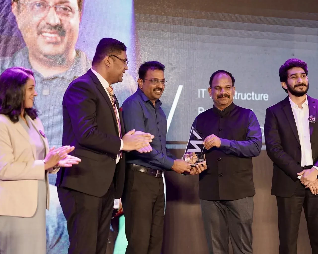 memento-distribution-at-the-20th-anniversary-to-guests